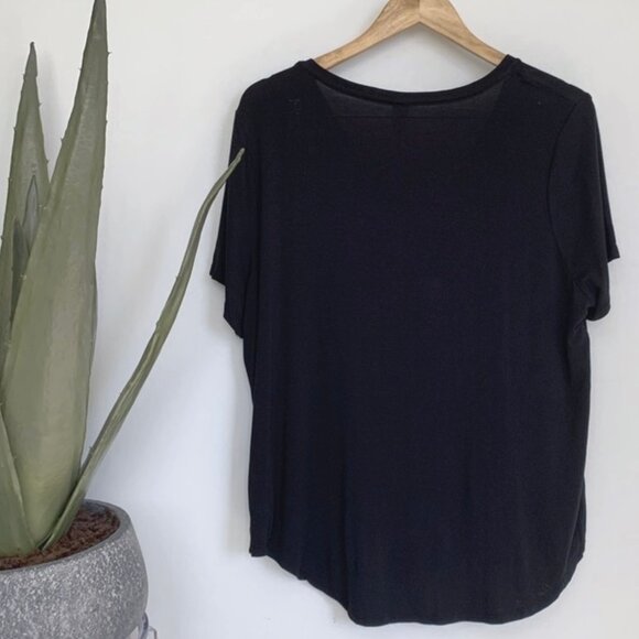 Old Navy Luxe Curved-Hem V-Neck  T-Shirt XL Petite - Picture 3 of 4